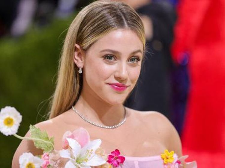 Lili Reinhart, Bintang Riverdale Tampil Memukau di Met Gala 2021