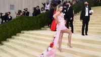 Lili Reinhart naik ke atas tangga yang jadi ciri khas Met Gala. Foto: Getty Images via AFP/THEO WARGO