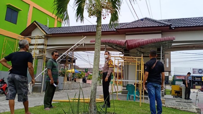 Lokasi warga Pekanbaru kesetrum saat cat gapura perumahan