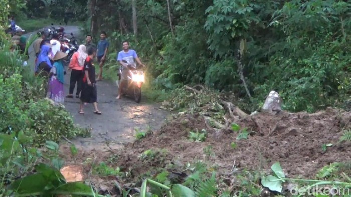 Hujan deras yang terjadi mengakibatkan longsor di dua titik di Trenggalek. Salah satunya menutup total seluruh badan jalan.
