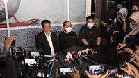 Ia menalak Marlina saat berada di sebuah rumah di kawasan Depok, Jawa Barat. Foto: (Foto: Noel/detikfoto)