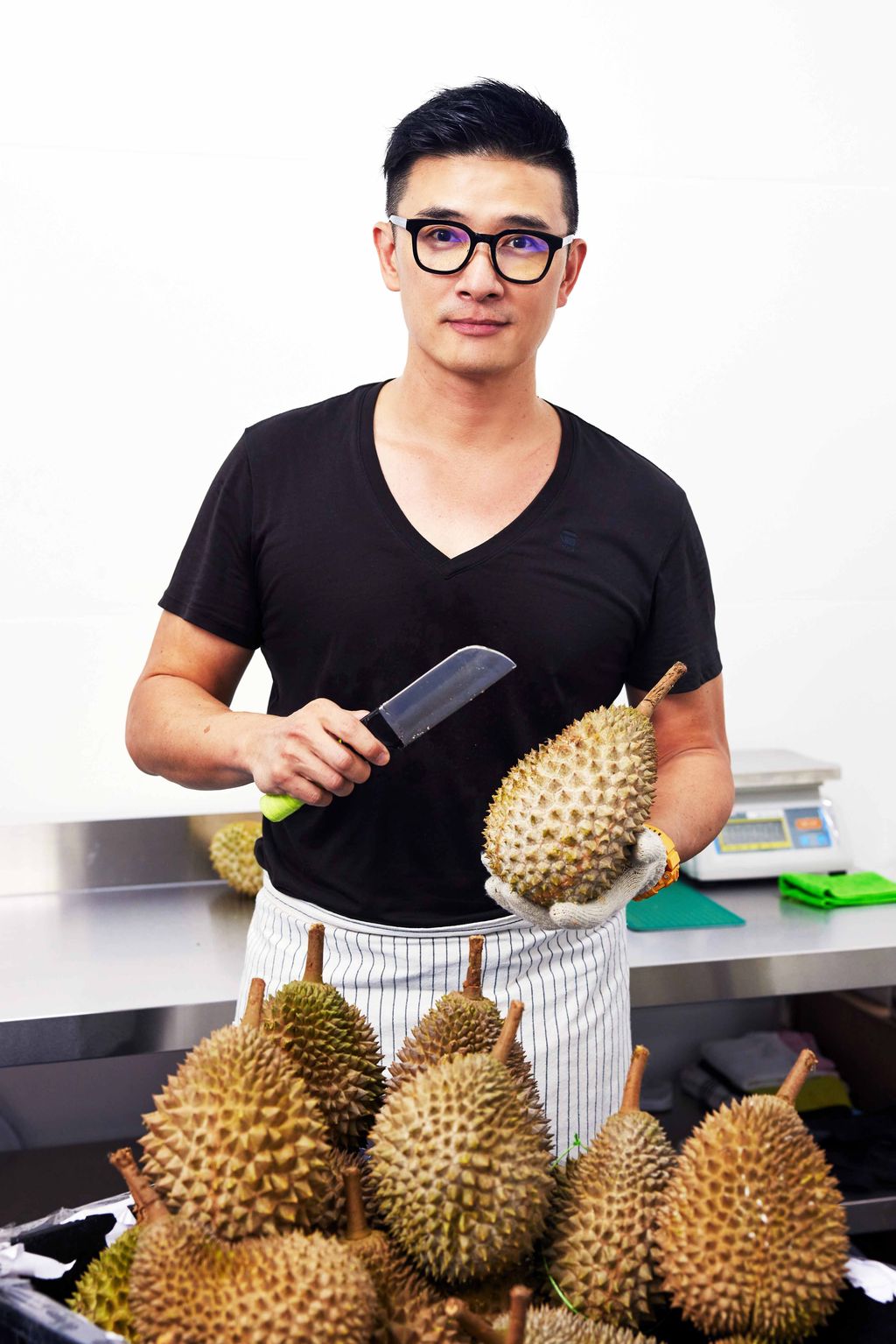 Mantan Pilot di Singapura Jualan Durian Kupas