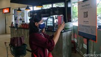 Pemerintah mewajibkan masyarakat yang masuk supermarket dan hypermarket menggunakan aplikasi PeduliLindungi, mulai hari ini, Selasa (14/9).