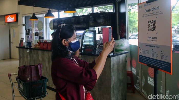 Masuk Swalayan Wajib Miliki Aplikasi PeduliLindungi Supermarket, hypermarket, pasar tradisional, toko kelontong, dan pasar swalayan boleh beroperasi sampai pukul 21.00. Pengunjungnya wajib menggunakan aplikasi PeduliLindungi.