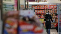 Selama masa perpanjangan PPKM 14-20 September ini, supermarket, hypermarket, pasar tradisional, toko kelontong, dan pasar swalayan di daerah PPKM level 3 dan 4 yang menjual kebutuhan sehari-hari boleh beroperasi sampai pukul 21.00.