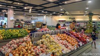 Jam operasional hypermarket dan supermarket dibatasi sampai pukul 21.00 waktu setempat dengan maksimal kapasitas pengunjung hanya 50 persen.
