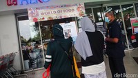 Sejumlah pengunjung pasar swalayan Hero di Bintaro, Tangerang Selatan, tengah melakukan scan aplikasi Peduli Lindungi di pintu masuk, Selasa (14/9/2021).