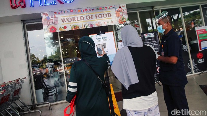 Supermarket, hypermarket, pasar tradisional, toko kelontong, dan pasar swalayan boleh beroperasi sampai pukul 21.00. Pengunjungnya wajib menggunakan aplikasi PeduliLindungi.
