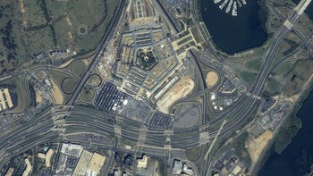 Satelit IKONOS juga memotret kerusakan yang ditimbulkan akibat jatuhnya pesawat America Airlines di sisi kiri Gedung Pentagon. Foto: Maxar Technologies