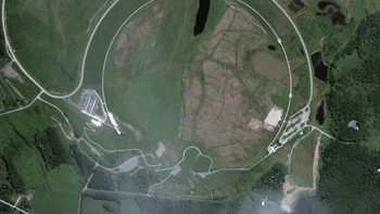 Sekarang lapangan tersebut dibangun monumen peringatan. Foto: Maxar Technologies