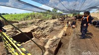 Gerbang istana Bhre Wengker bersambung dengan dinding talud sisi barat yang membentang dari utara ke selatan sepanjang 203 meter. Dinding itu setebal 140 cm dan tingginya 120 cm. Posisi gerbang di tengah dinding tersebut menghadap ke barat, lurus dengan struktur sisa-sisa istana Bhre Wengker yang sudah diekskavasi di bagian timur Situs Kumitir. Letak struktur sisa-sisa istana di sebelah makam umum Dusun Bendo, Desa Kumitir.