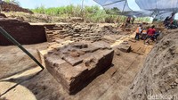 Penampakan sisa struktur pilar yang diperkirakan sebagai pipi tangga sebelah utara di gerbang istana Bhre Wengker. Pipi tangga ini mempunyai panjang 177 cm, lebar 177 cm dan tinggi bangunan yang sudah nampak 65 cm. Dengan pipi tangga sisi selatan, mengapit tangga menuju ke pintu gerbang istana Paman Hayam Wuruk.