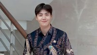 Ada juga foto Kim Seon Ho mengenakan batik. Foto: Istimewa
