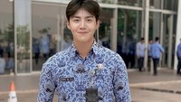 Kim Seon Ho tampak cocok dengan seragam Korpri. Foto: Istimewa