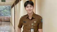 Kim Seon Ho mengenakan seragam PNS. Foto: Istimewa