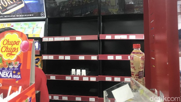 Minimarket di Pasar Minggu Jaksel menurunkan rokok dari estalase