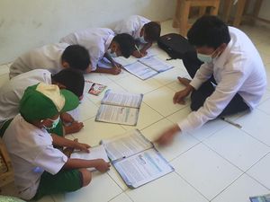 Miris! Murid MI di Polman Belajar Tanpa Meja-Kursi karena Kelas Ambruk