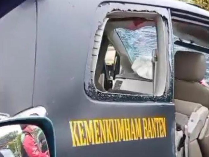 Mobil dinas Kemenkumham Banten mengalami kecelakaan di Tangerang (Screenshot video viral)