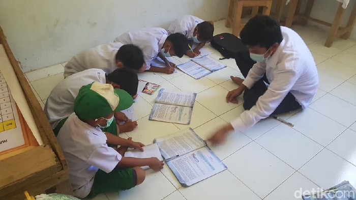 Murid MI di Polman, Sulbar belajar tanpa kursi di raung guru karena kelas ambruk