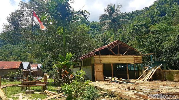 Murid MI di Polman, Sulbar belajar tanpa kursi di raung guru karena kelas ambruk