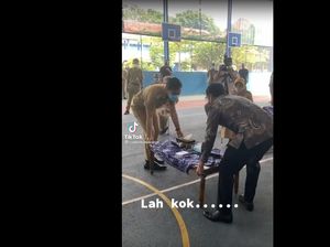 Nadiem Angkat Meja Bareng Gibran saat Tinjau PTM Solo, Untung Bukan Marmer