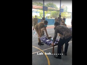 Nadiem Angkat Meja Bareng Gibran saat Tinjau PTM Solo, Untung Bukan Marmer
