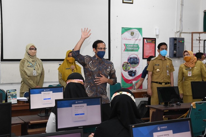 Nadiem Doakan Para Guru Honorer Lulus Ujian PPPK Guru 2021