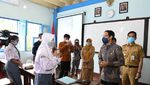 7 Foto Kompak Nadiem-Gibran Angkat Meja saat Tinjau PTM di Solo