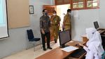 7 Foto Kompak Nadiem-Gibran Angkat Meja saat Tinjau PTM di Solo