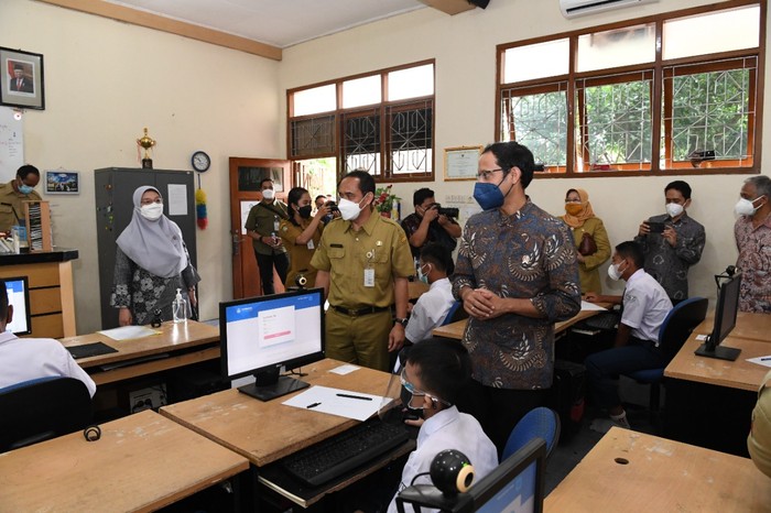 Nadiem-Gibran Angkat Meja saat Tinjau PTM di Solo