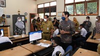 Nadiem juga tampak melakukan beberapa dialog dengan para pengajar dan murid yang melaksankan PTM terbatas.Foto: Dok. Kemendikbudristek