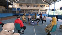 Nadiem dan Gibran juga melakukan dialog bersama beberapa guru. Namun, dalam momen ini Nadiem dan Gibran justru mengangkat meja bersama. Lho kenapa? Foto: Dok. Kemendikbudristek