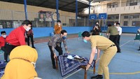 Ternyata, momen Nadiem dan Gibran mengangkat meja karena ingin melakukan dialog dengan para guru dengan dekat. Ia tidak ingin ada jarak yang terlalu jauh dalam dialog ini namun tetap menjaga protokol kesehatan COVID-19. Foto: Dok. Kemendikbudristek
