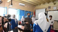  “Saya tadi tanya adik-adik, ternyata semuanya lebih senang PTM terbatas. Kalau tidak mau kembali belajar jarak jauh, kita harus sama-sama jaga diri. Pakai masker, dan jaga jarak selalu,” kata Nadiem dalam tinjuan. Foto: Dok. Kemendikbudristek