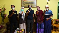 Usai bertukar pikiran, Nadiem dan keluarga Guru Nuri juga melakukan foto bersama di ruang keluarga. Foto: Dok. Kemendikbudristek