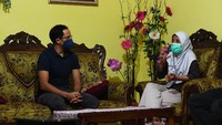 Nadiem memutuskan pergi dan menginap ke rumah seorang guru bernama Khoiry Nuria Widyaningrum. Guru ini diketahui merupakan salah satu calon Guru Penggerak angkatan ketiga.Foto: Dok. Kemendikbudristek