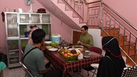 Guru Nuri pun mengizinkan Nadiem untuk bermalam. Tampak Nadiem juga menikmati jamuan dari Guru Nuri di dalam rumahnya. Foto: Dok. Kemendikbudristek