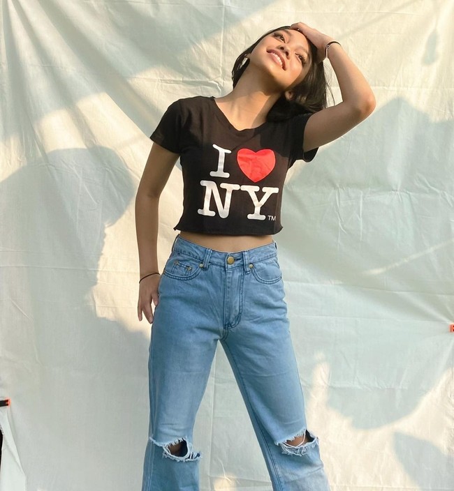 Naura Ayu memulai debutnya dengan merilis album berjudul Dongeng di usia delapan tahun. Kini Naura masih aktif bernyanyi dan melebarkan sayapnya sebagai aktris hingga terjun ke dunia bisnis dengan merilis brand snack. Foto: Instagram @naura.ayu