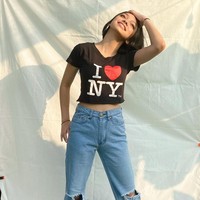 Naura Ayu memulai debutnya dengan merilis album berjudul Dongeng di usia delapan tahun. Kini Naura masih aktif bernyanyi dan melebarkan sayapnya sebagai aktris hingga terjun ke dunia bisnis dengan merilis brand snack. Foto: Instagram @naura.ayu