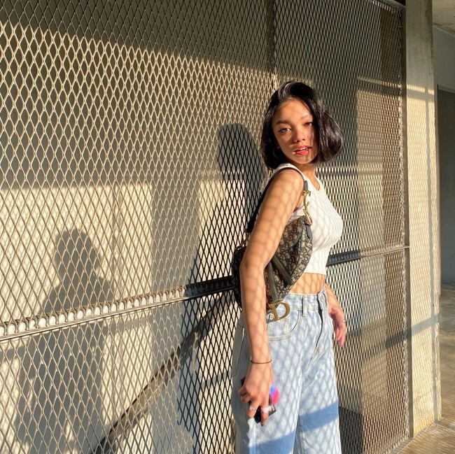 Di Instagram, Naura belakangan sering menampilkan gayanya yang unik dan stylish. Sebagai seorang remaja, pemain Doremi & You itu pun kerap mengenakan baju-baju kasual kekinian. Foto: Instagram @naura.ayu