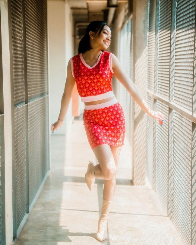 Dalam sebuah pernyataan di YouTube Waw Entertainment, Devano mengatakan jika ia memang mengejar Naura selama dua tahun. Pasangan remaja tersebut akhirnya jadi setelah dipersatukan dalam film. Foto: Instagram @naura.ayu