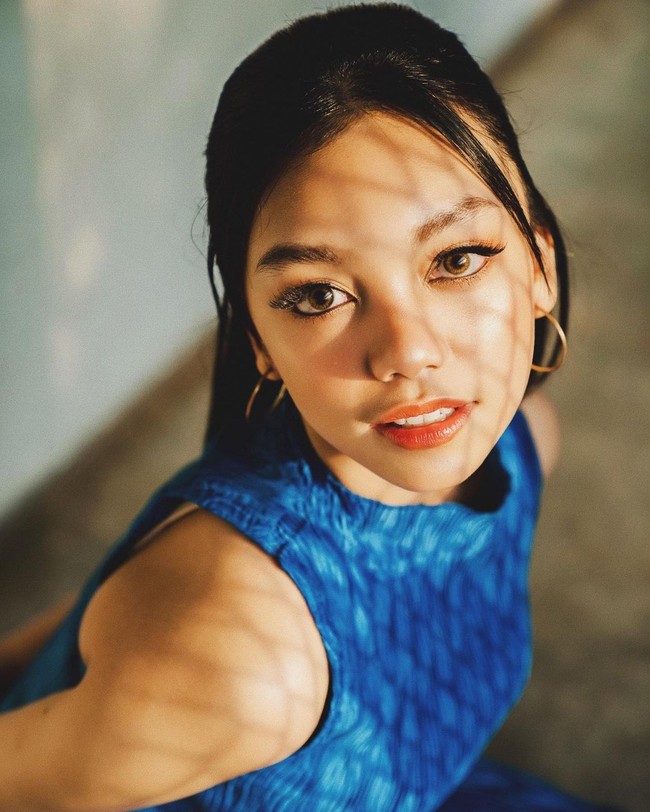 Untuk riasan, Naura Ayu lebih sering terlihat menerapkan makeup minimalis yang sesuai dengan usianya. Foto: Instagram @naura.ayu