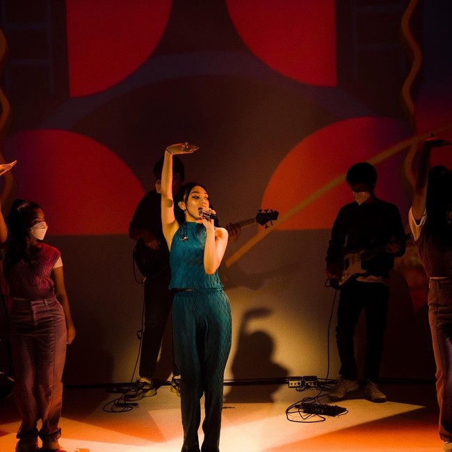 Naura adalah anak sulung dari penyanyi Nola Be3. Kecantikan sang ibu pun bisa terlihat di wajahnya. Tak heran pula jika Naura memiliki suara yang merdu sejak kecil. Foto: Instagram @naura.ayu