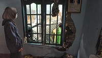 Tampak pula seorang warga melihat dinding rumahnya yang rusak dan sebagian telah roboh di kawasan Serang, Banten.