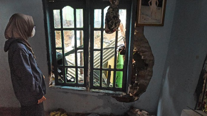 Sejumlah bangunan roboh di kawasan Serang, Banten. Peristiwa itu diketahui terjadi akibat hujan lebat yang diiringi angin kencang melanda kawasan tersebut.
