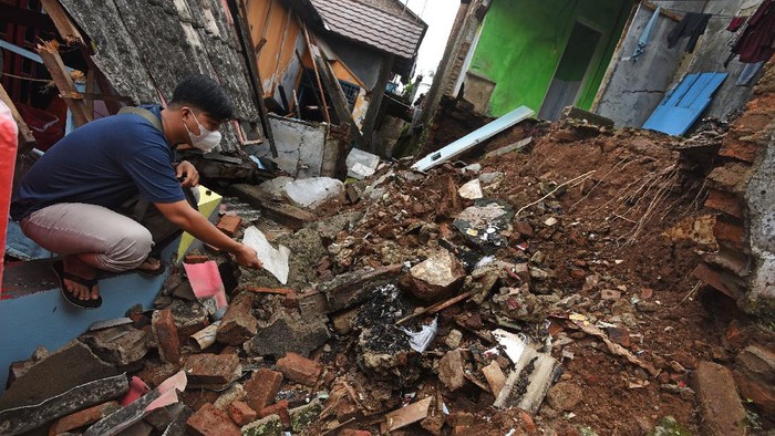 Sejumlah bangunan roboh di kawasan Serang, Banten. Peristiwa itu diketahui terjadi akibat hujan lebat yang diiringi angin kencang melanda kawasan tersebut.