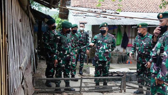 Pangkostrad), Letjen TNI Dudung Abdurachman bersama Ketua Persit KCK Gabungan Kostrad Rahma Dudung Abdurachman ke Batalyon Zipur 9 Kostrad, Bandung, Jawa Barat. Senin (13/09/2021). Pangkostrad), Letjen TNI Dudung Abdurachman bersama Ketua Persit KCK Gabungan Kostrad Rahma Dudung Abdurachman ke Batalyon Zipur 9 Kostrad, Bandung, Jawa Barat. Senin (13/09/2021).