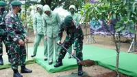 Foto: Mantan Pangdam Jaya ini juga sempat melakukan penanaman pohon di area batalyon sebagai rangkaian prosesi sambutan dari Zipur 9 Kostrad, Senin (13/9/2020). (dok. Penerangan Kostrad)
