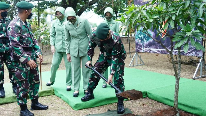 Pangkostrad),  Letjen TNI Dudung Abdurachman bersama Ketua Persit KCK Gabungan  Kostrad Rahma Dudung Abdurachman ke Batalyon Zipur 9 Kostrad, Bandung, Jawa Barat. Senin (13/09/2021).
