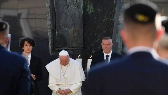 Pope Francis looks down during a meeting with the Jewish community at the Rybne namestie square in Bratislava, Slovakia, on September 13, 2021. - The Pope is on a four-day visit in Slovakia, where he will meet with Holocaust survivors and members of the Roma community. (Photo by Tiziana FABI / AFP)